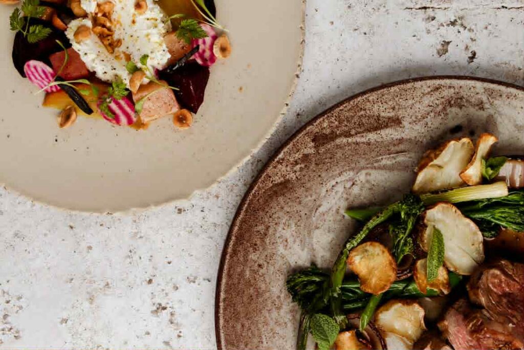 Plats de souper gourmands servis dans deux assiettes
